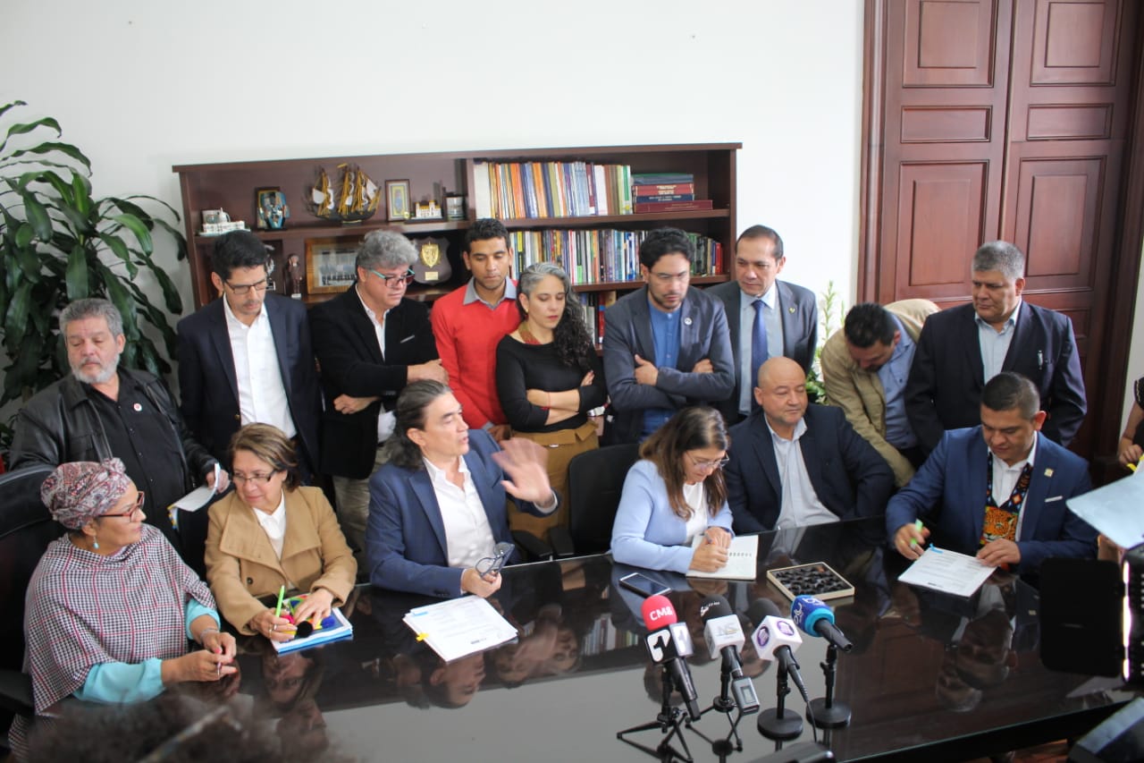 La bancada alternativa radicó un paquete con 26 proyectos de ley y de acto legislativo para tramitar en esta legislatura. La prohibición del glifosato es una de las iniciativas bandera. / Vía Twitter de María José Pizarro