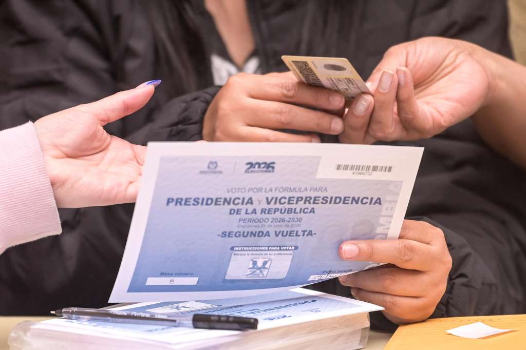 AME2780. BOGOTÁ (COLOMBIA), 21/06/2026.- Un jurado de votación entrega un tarjetón electoral este domingo, durante la segunda vuelta de las elecciones presidenciales que elegirá quien gobernará a Colombia en el periodo 2026-2030, en Bogotá (Colombia). EFE/ Natalia Pedraza

