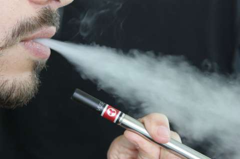 Nuevos estudios dicen que los cigarrillos electrónicos traen riesgos para la salud