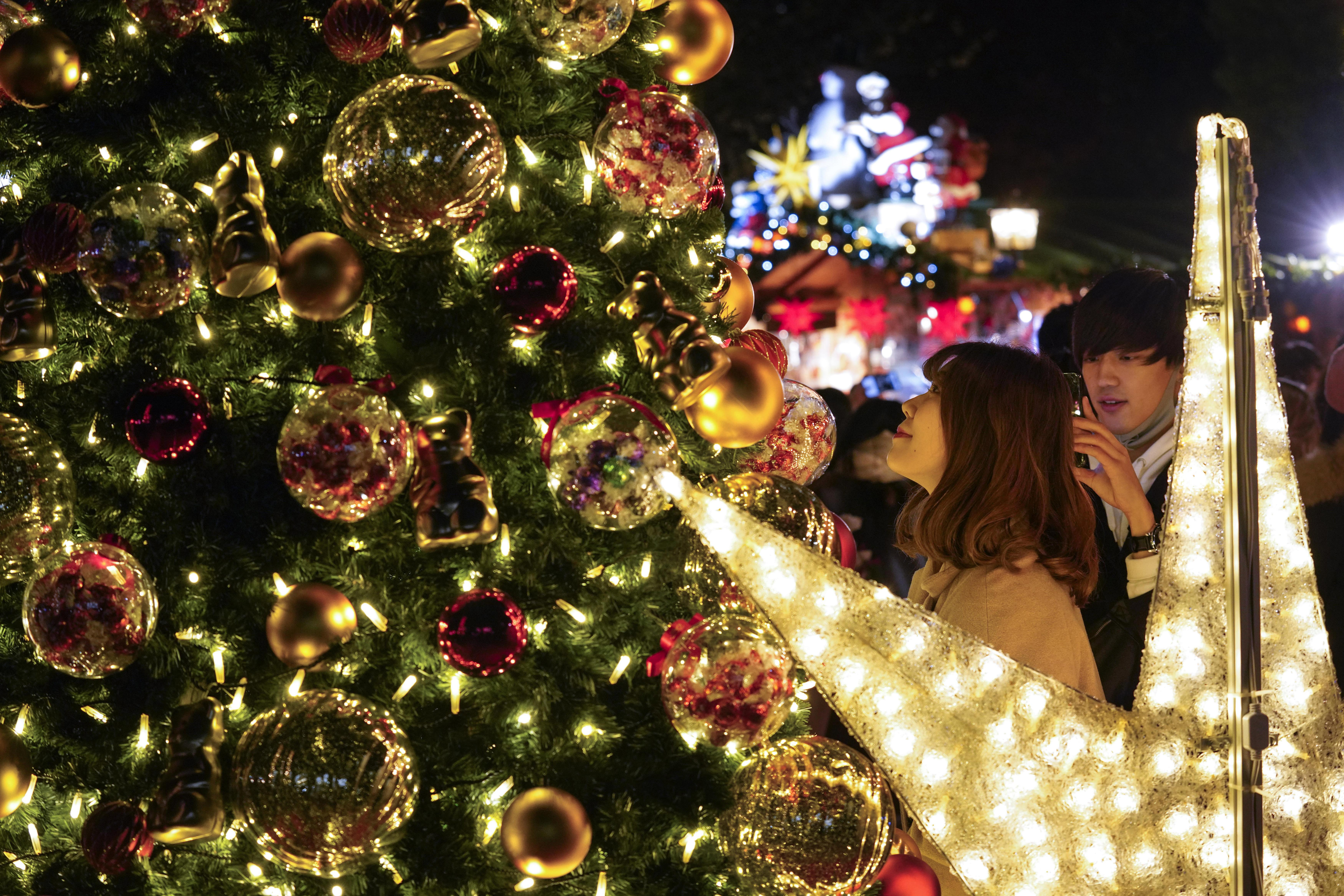 Una pareja disfruta de su tiempo en un mercado navideño en Tokio, Japón