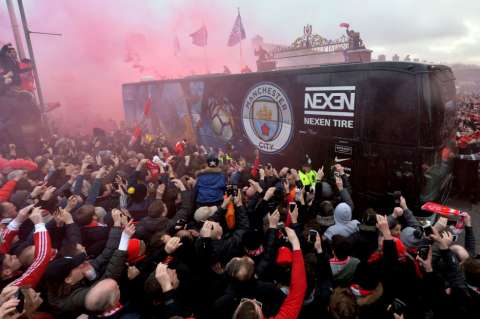 Aficionados del Liverpool destrozan el autobús del Manchester City
