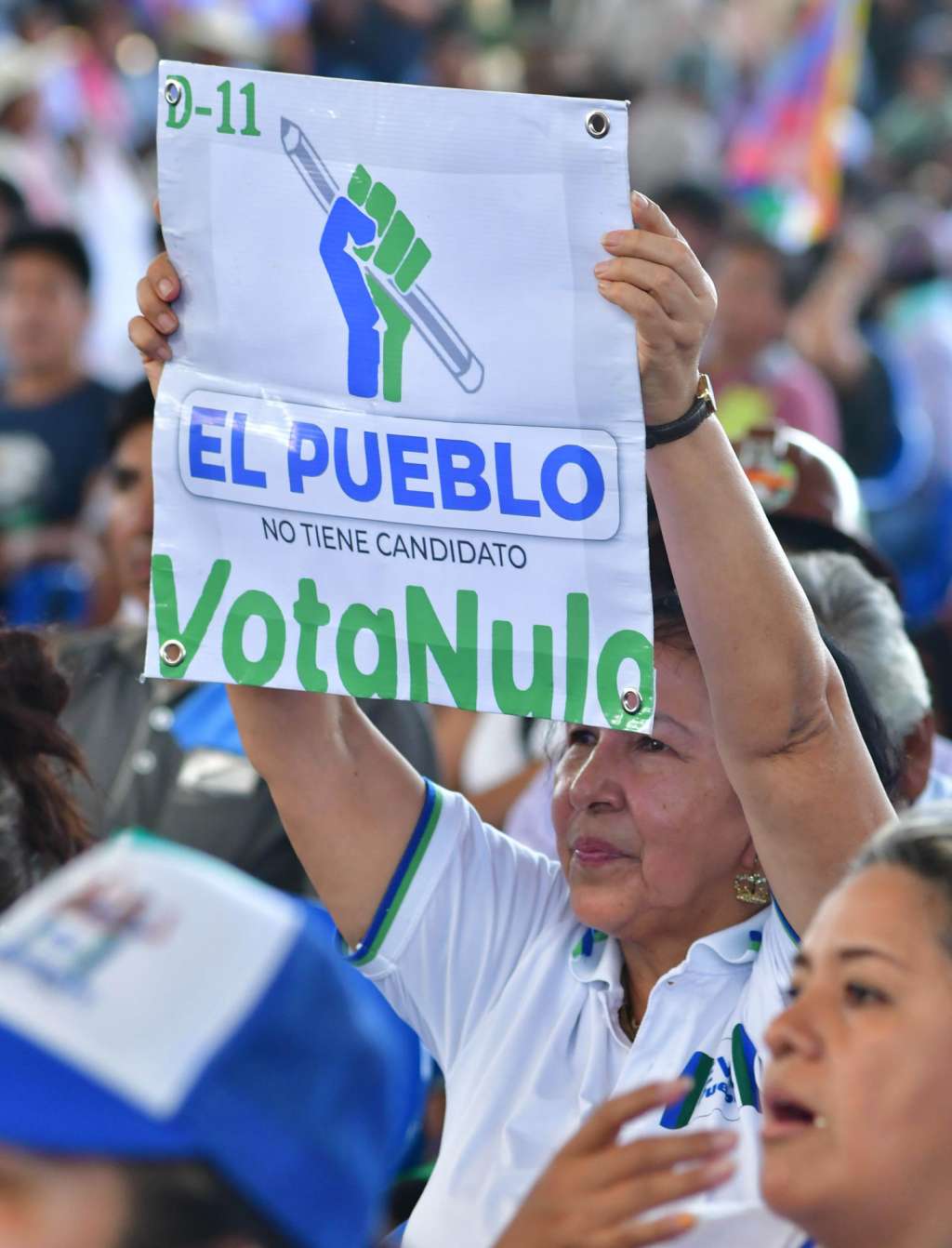 AME2815. LAUCA EÑE (BOLIVIA), 22/08/2025.- Un seguidor del expresidente de Bolivia Evo Morales sostiene un cartel durante un encuentro de militantes del partido Evo Pueblo este viernes, en Lauca Eñe, Departamento de Cochabamba (Bolivia). Morales dijo que se quedará en Bolivia para "derrotar a los neoliberales y corruptos", después de conocerse el cómputo al 100 % de las elecciones generales que confirman un balotaje entre los opositores Rodrigo Paz Pereira y el expresidente Jorge Tuto Quiroga. EFE/Jorge Ábrego