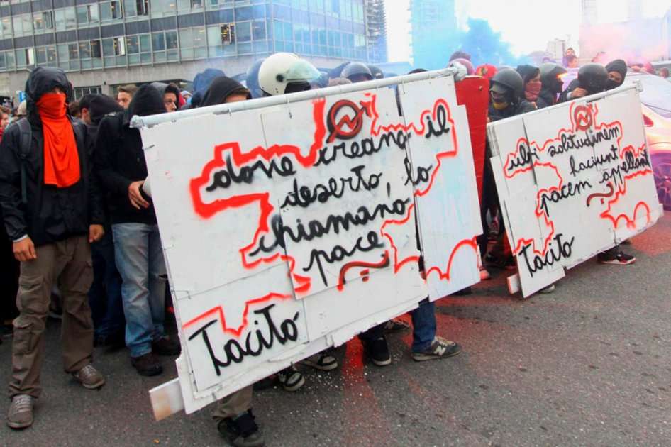 - Estudiantes italianos se manifiestan contra los recortes en Educación, en Milán, Italia. Foto: EFE