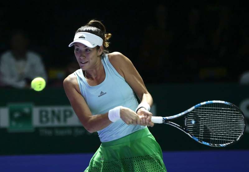 SIN05 SINGAPUR (SINGAPUR) 24/10/2016.- La tenista hispano-venezolana Garbiñe Muguruza devuelve la pelota a la checa Karolina Pliskova durante el partido del grupo Blanco del Masters femenino de Singapur hoy, 24 de octubre de 2016. EFE/Wallace Woon