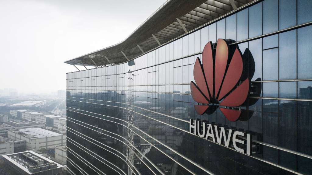 El logotipo de Huawei Technologies Co. se muestra sobre un edificio de oficinas en las instalaciones de producción de la compañía. / Bloomberg News.