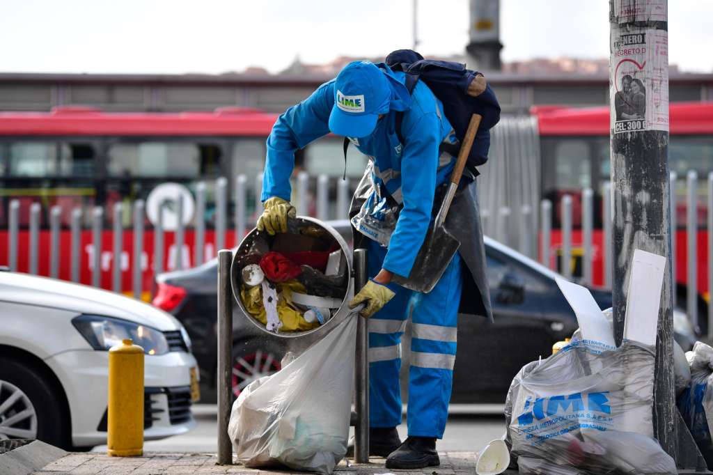 En su trabajo, José debe vaciar todas las canecas de basura y levantar los residuos que quedan por fuera.