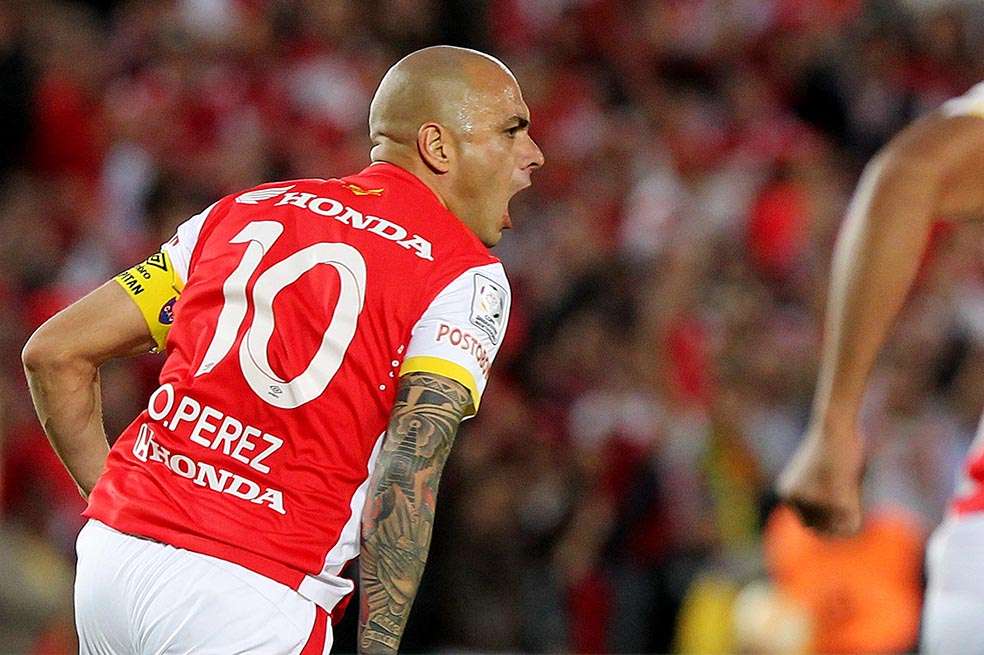 Ómar Pérez celebra uno de los goles que anotó con Independiente Santa Fe. / Archivo