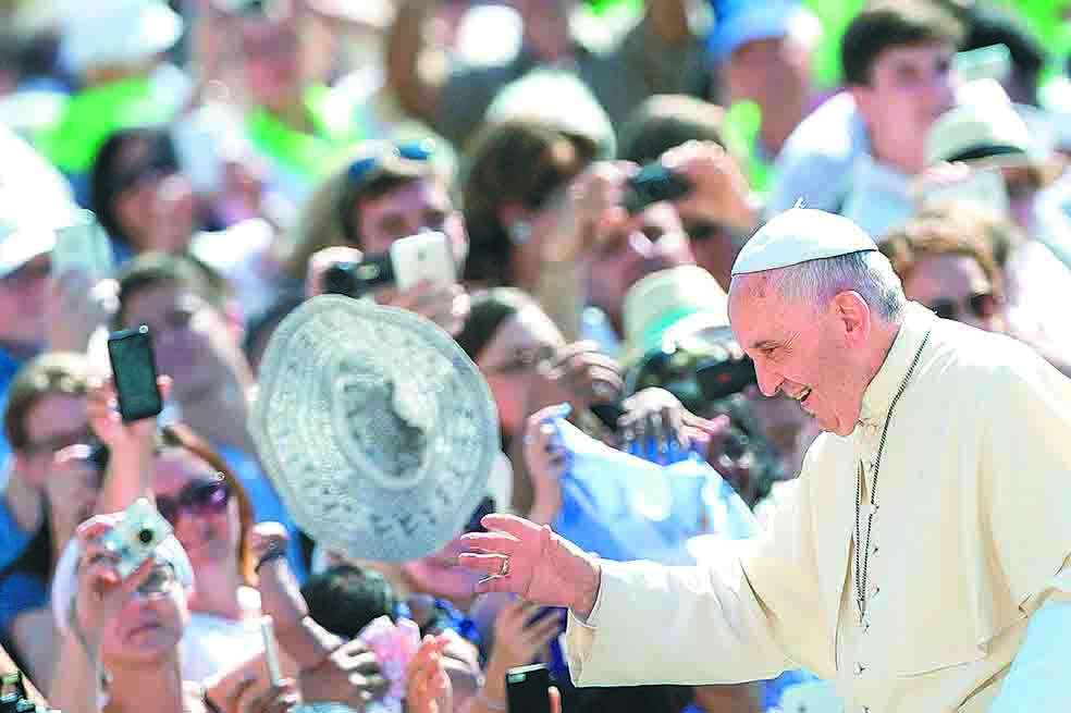 Papa saluda a los fieles en la Plaza de San Pedro, Ciudad del Vaticano. / EFE