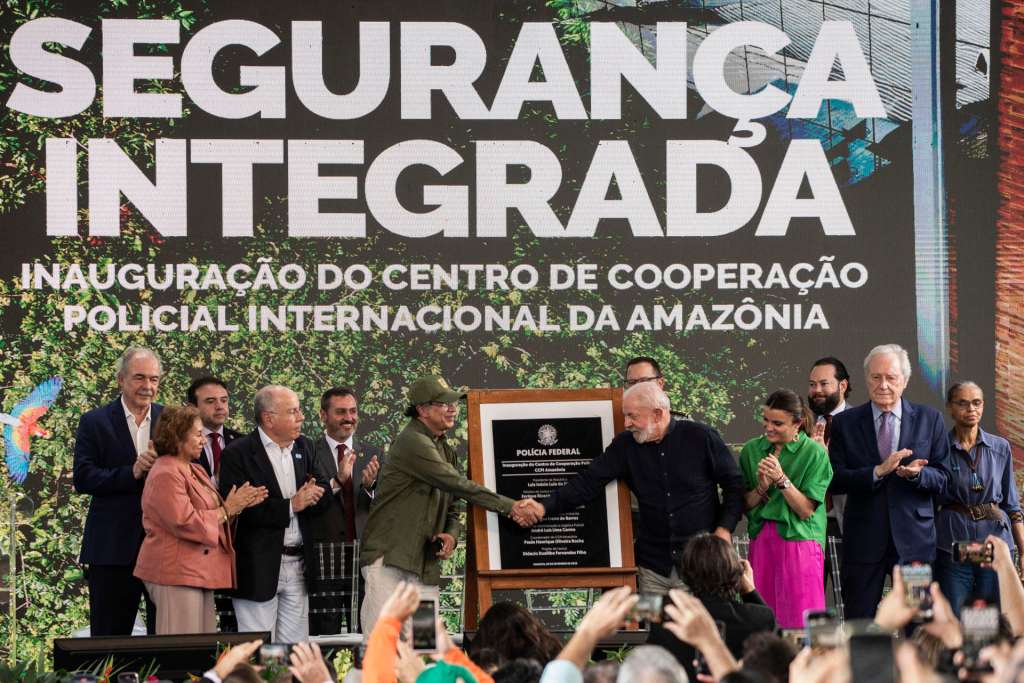 AME7819. MANAOS (BRASIL), 09/09/2025.- El presidente de Brasil, Luiz Inácio Lula da Silva (cd), acompañado de su homólogo de Colombia, Gustavo Petro (ci), y la vicepresidenta de Ecuador, Maria José Pinto (4d), participan en la inauguración del Centro de Cooperación Policial Internacional de la Amazonía (CCPI Amazônia) este martes, en Manaus (Brasil). Lula da Silva defendió la acción integrada de los países amazónicos en la lucha contra el crimen organizado sin necesidad de "intervenciones extranjeras", durante la inauguración de un centro de cooperación policial en Manaos. EFE/ Raphael Alves
