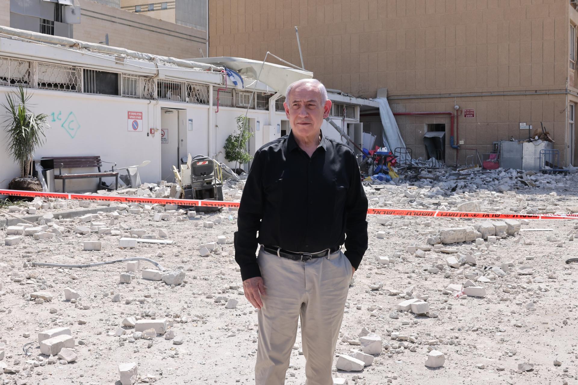 Beer Sheva (Israel), 19/06/2025.- Israeli Prime Minister Benjamin Netanyahu visits the Soroka hospital complex, after it was hit by a missile fired from Iran, in Beer Sheva, Israel, 19 June 2025. Israel and Iran have been exchanging fire since Israel launched strikes across Iran on 13 June 2025 as part of Operation 'Rising Lion.' EFE/EPA/MARC ISRAEL SELLEM/POOL