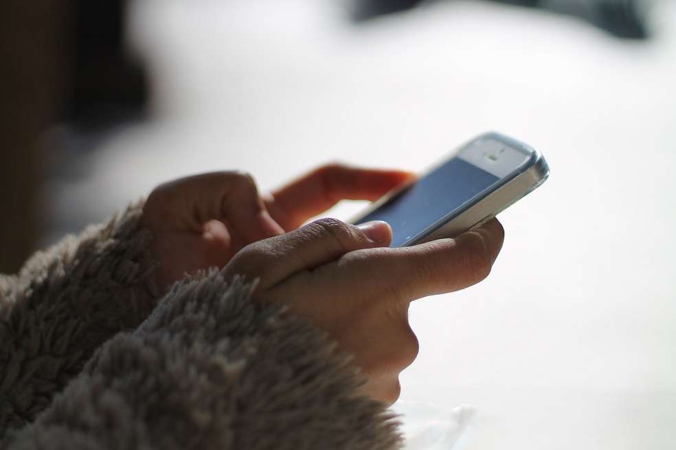 Para algunos especialistas, es recomendable que en ciertos espacios de la casa los menores no usen el celular.