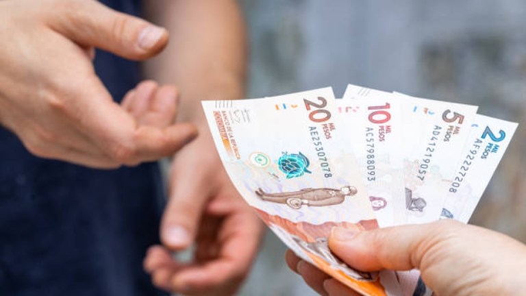 ¿Quien le hizo aportes continuos a una persona puede después pedirle alimentos?