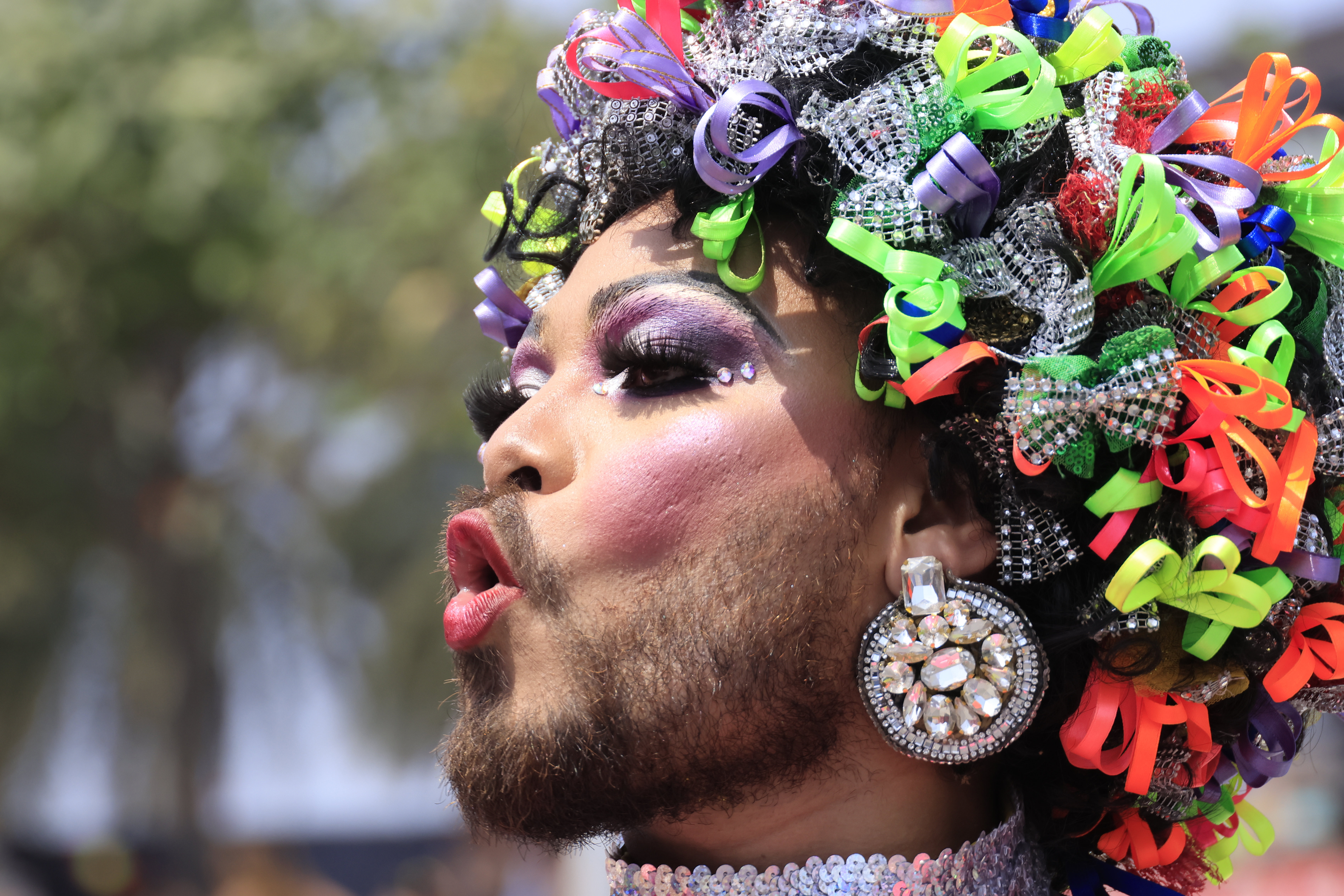 -FOTODELDÍA- AME5250. BARRANQUILLA (COLOMBIA), 01/03/2025.- Un integrante de una comparsa participa en La Batalla de Flores durante el Carnaval de Barranquilla este sábado, en Barranquilla (Colombia). EFE/ Ricardo Maldonado Rozo