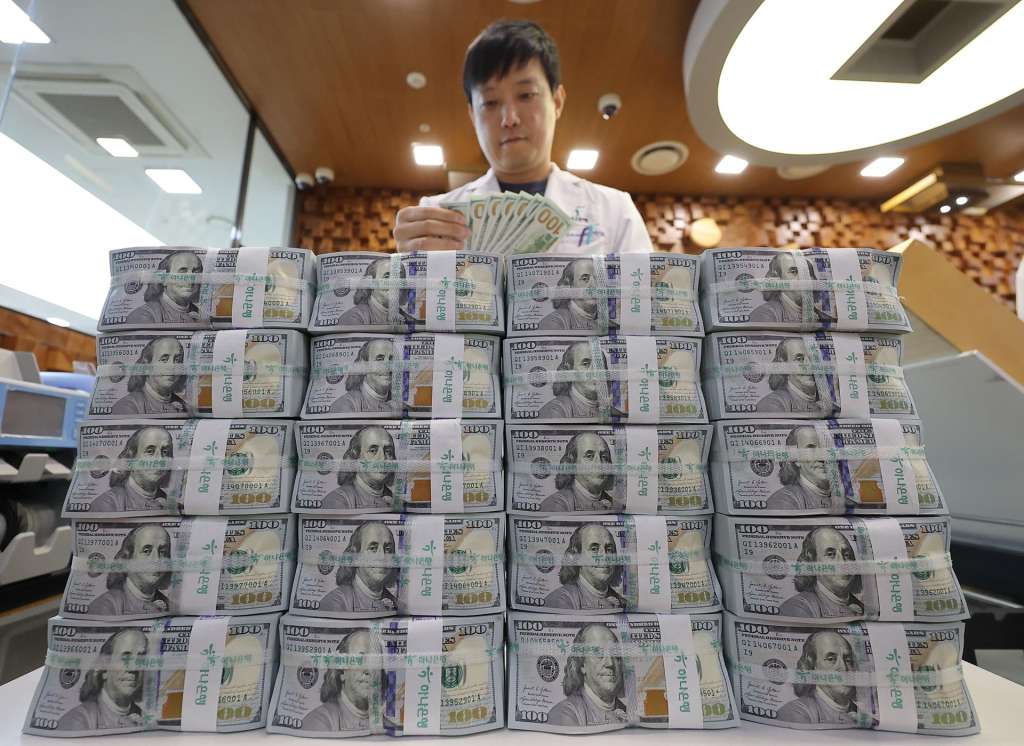 FOTODELDÍA SEÚL (Corea del Sur), 15/04/2025.- Un empleado clasifica billetes de 100 dólares estadounidenses en la sede del Banco Hana en Seúl, Corea del Sur, este martes. El índice del dólar, que mide el valor del dólar estadounidense frente a una cesta de divisas internacionales, cayó a su mínimo en tres años debido a que las agresivas políticas comerciales del presidente estadounidense, Donald Trump, aumentaron la preocupación por una posible recesión en el país. EFE/ Yonhap PROHIBIDO SU USO EN COREA DEL SUR