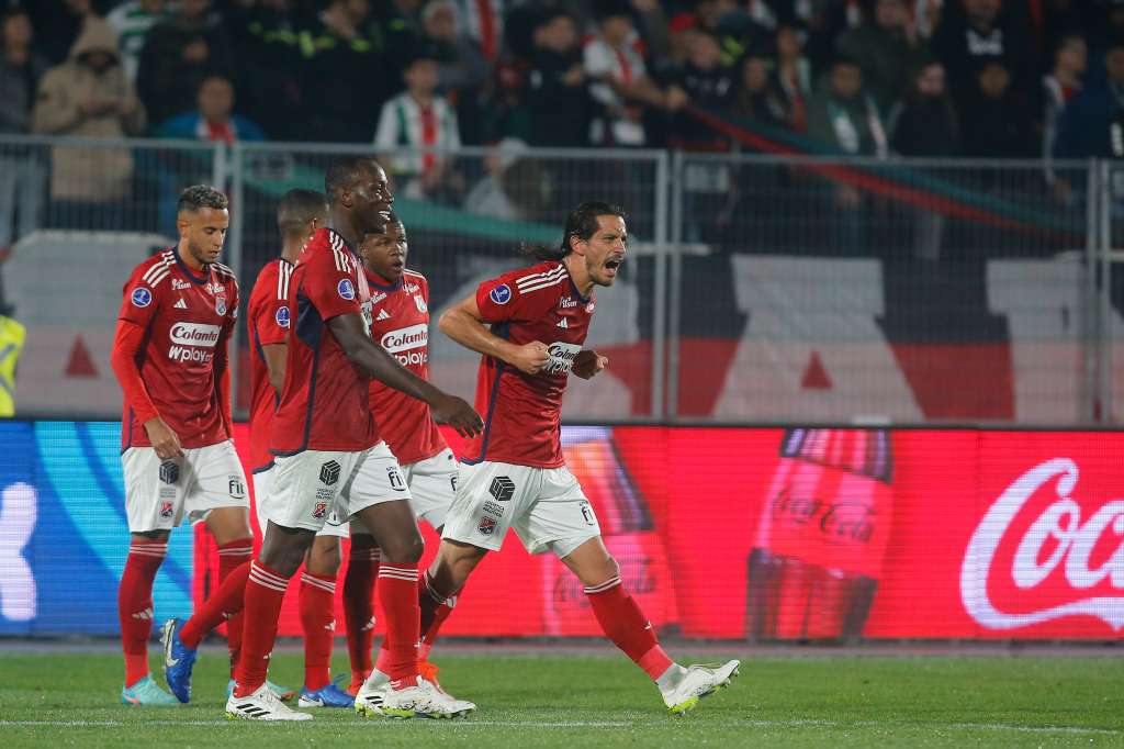 . SANTIAGO (CHILE), 14/08/2024.- Joaquín Varela (c) celebra un gol con sus compañeros de Medellín este miércoles, en el partido de ida de octavos de final de la Copa Sudamericana entre Palestino e Independiente Medellín (DIM) en el estadio Nacional Julio Martínez Prádanos en Santiago (Chile). EFE/ Esteban Garay