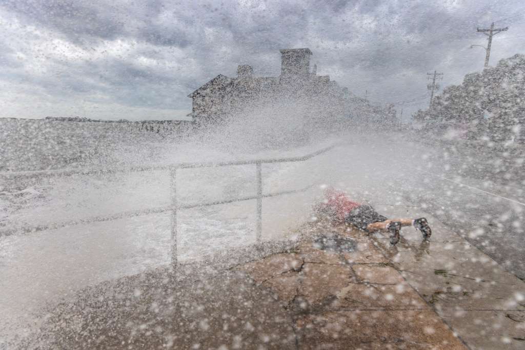 Cedar Key (United States), 26/09/2024.- A visitor braves the high surf, storm surge and high winds of Hurricane Helene to take photos at the downtown of Cedar Key, Florida, USA, 26 September 2024. Hurricane Helene is strengthening as it moves toward the U.S. Gulf Coast becoming a Category 1 hurricane and is expected to hit Florida's Big Bend late today as Category 4 storm. Around 32 million people are under flood watches. (tormenta) EFE/EPA/CRISTOBAL HERRERA-ULASHKEVICH