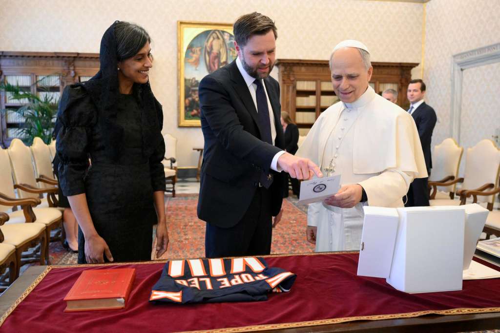 VATICAN CITY (Vatican City State (Holy See)), 19/05/2025.- A handout picture provided by the Vatican Media shows US Vice President JD Vance and his wife Usha Vance with Pope Leo XIV during their meeting in the Vatican, May 19, 2025. (Papa) EFE/EPA/VATICAN MEDIA HANDOUT HANDOUT EDITORIAL USE ONLY/NO SALES