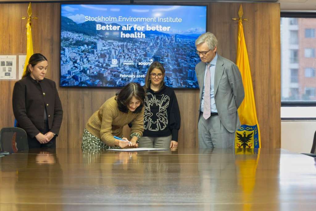 Adriana Soto, secretaria de Ambiente de Bogotá firma el documento en compañia de Mans Nilson, director ejecutivo del Stockholm Environment Institute.