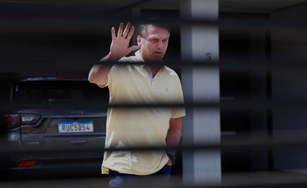 AME5770. BRASILIA (BRASIL), 03/09/2025.- El expresidente de Brasil Jair Bolsonaro, saluda al interior de su residencia este miércoles, en Brasilia (Brasil). La defensa de Bolsonaro rechazó ante el Supremo que el expresidente brasileño participara en un complot golpista y redujo la acusación de la Fiscalía a unas meras "suposiciones", en una sesión que ha dejado el juicio listo para sentencia. EFE/ Sebastiao Moreira