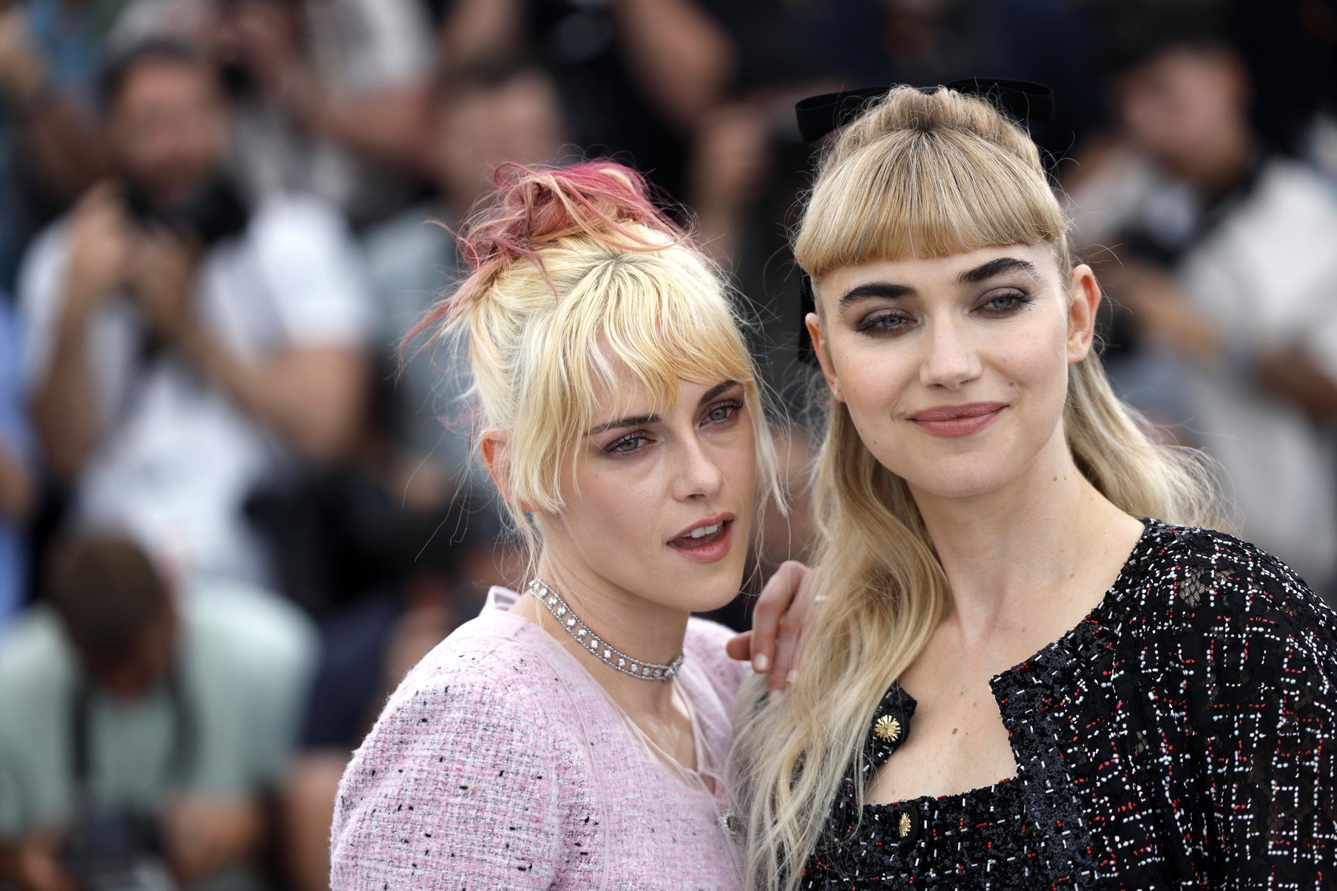 CANNES (France), 16/05/2025.- Director Kristen Stewart (L) and Imogen Poots attend the photocall for 'The Chronology of Water' during the 78th annual Cannes Film Festival, in Cannes, France, 16 May 2025. The film festival runs from 13 to 24 May 2025. (Cine, Francia) EFE/EPA/GUILLAUME HORCAJUELO