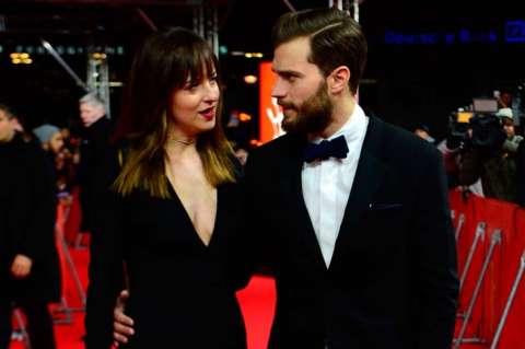 Cincuenta sombras de Grey se hunde pero lidera la taquilla de EE.UU.