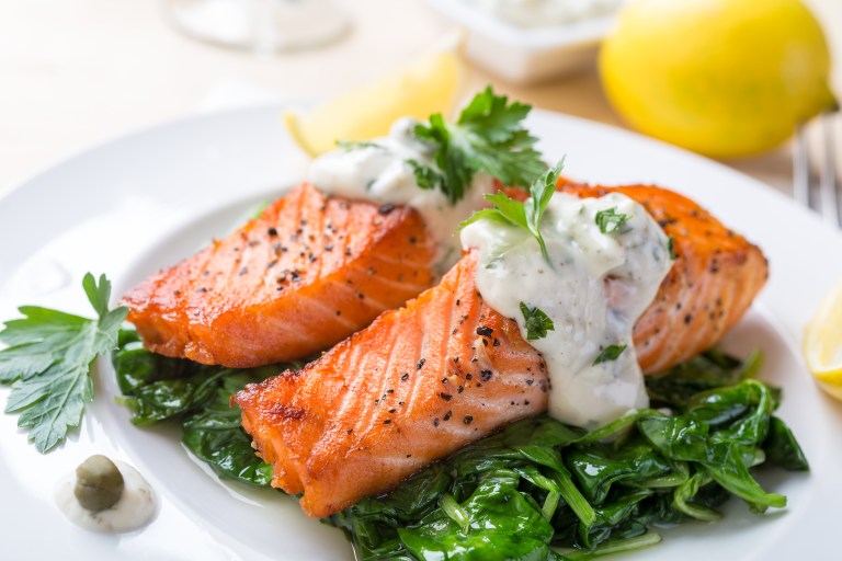 Receta: así se prepara el salmón con espinacas a la crema