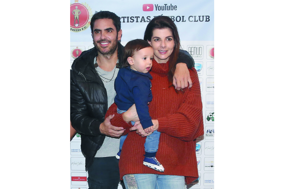 Carolina Cruz y Lincoln Palomeque comparten con su hijo, Matías, un evento social y deportivo.  / Revista Vea