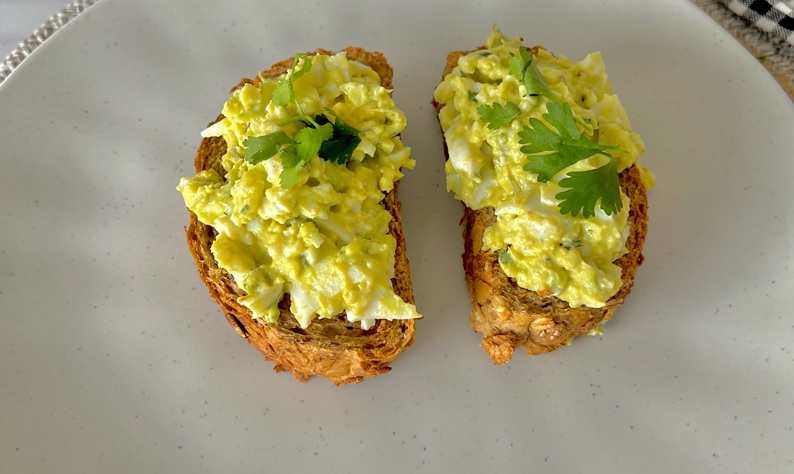 Tostadas con ensalada de huevo y aguacate
