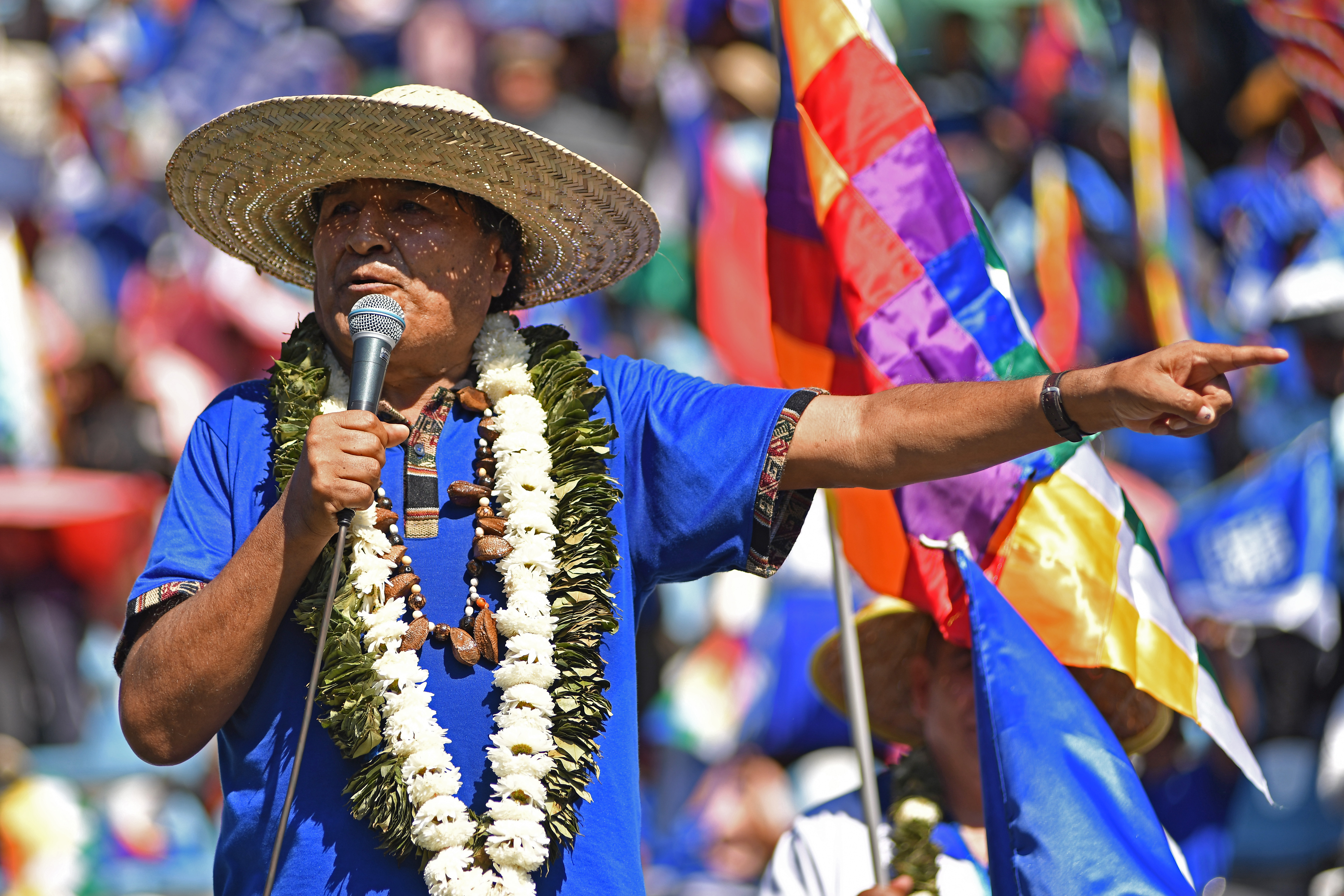 AME3067. VILLA TUNARI (BOLIVIA), 10/06/2024.- El expresidente de Bolivia Evo Morales habla durante un acto de proclamación de su candidatura para los comicios presidenciales de 2025, este lunes en Villa Tunari (Bolivia). El expresidente de Bolivia Evo Morales (2006-2019) insistió este lunes ante miles de sus seguidores que está habilitado para ser candidato en las elecciones presidenciales de 2025 y exigió al Gobierno Luis Arce la promulgación de la ley para cesar las funciones de los magistrados de altos tribunales del país. EFE/ Jorge Abrego