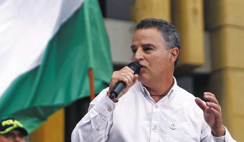 Aníbal Gaviria es investigado por irregularidades en un contrato de la Troncal de la Paz.