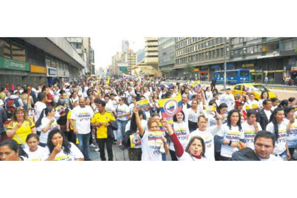Comerciantes de San Victorino marcharon ayer para denunciar una supuesta competencia desleal./Gustavo Torrijos