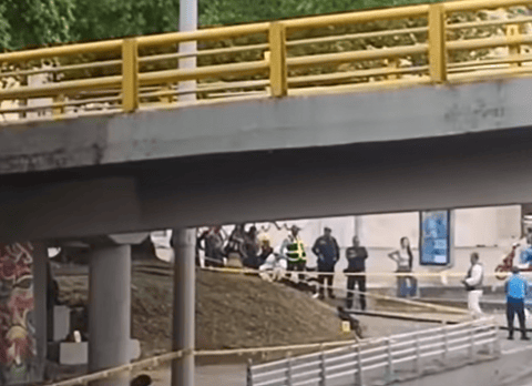 Un motociclista murió tras perder el control y caer de un puente en Cali