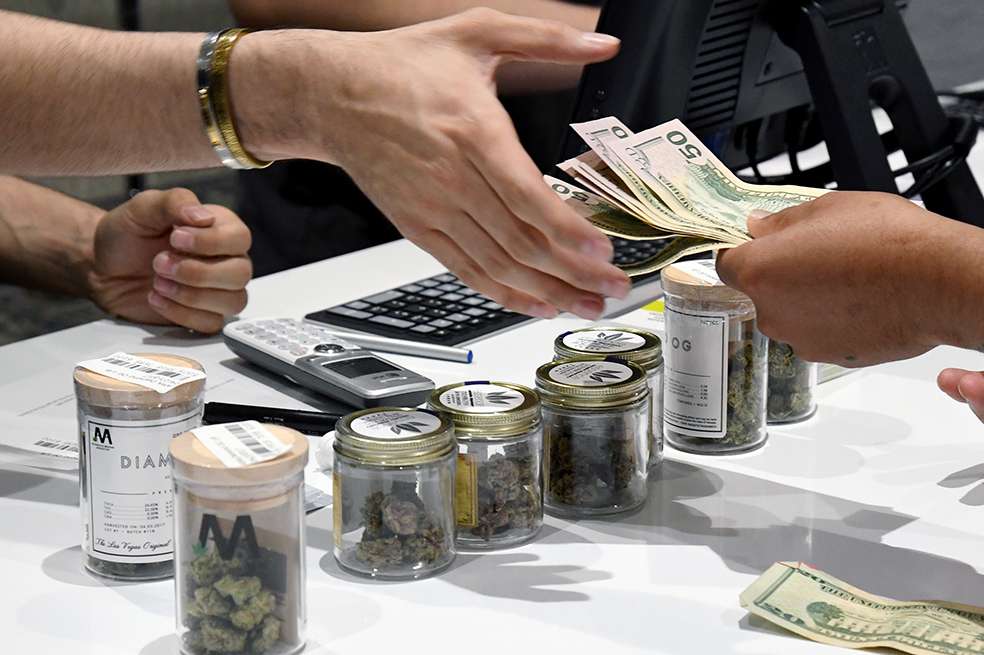 La nueva ley de Nevada autoriza a los mayores de 21 años a adquirir hasta una onza (28 gramos) de marihuana o hasta un octavo de onza de concentrados de marihuana por día. / AFP