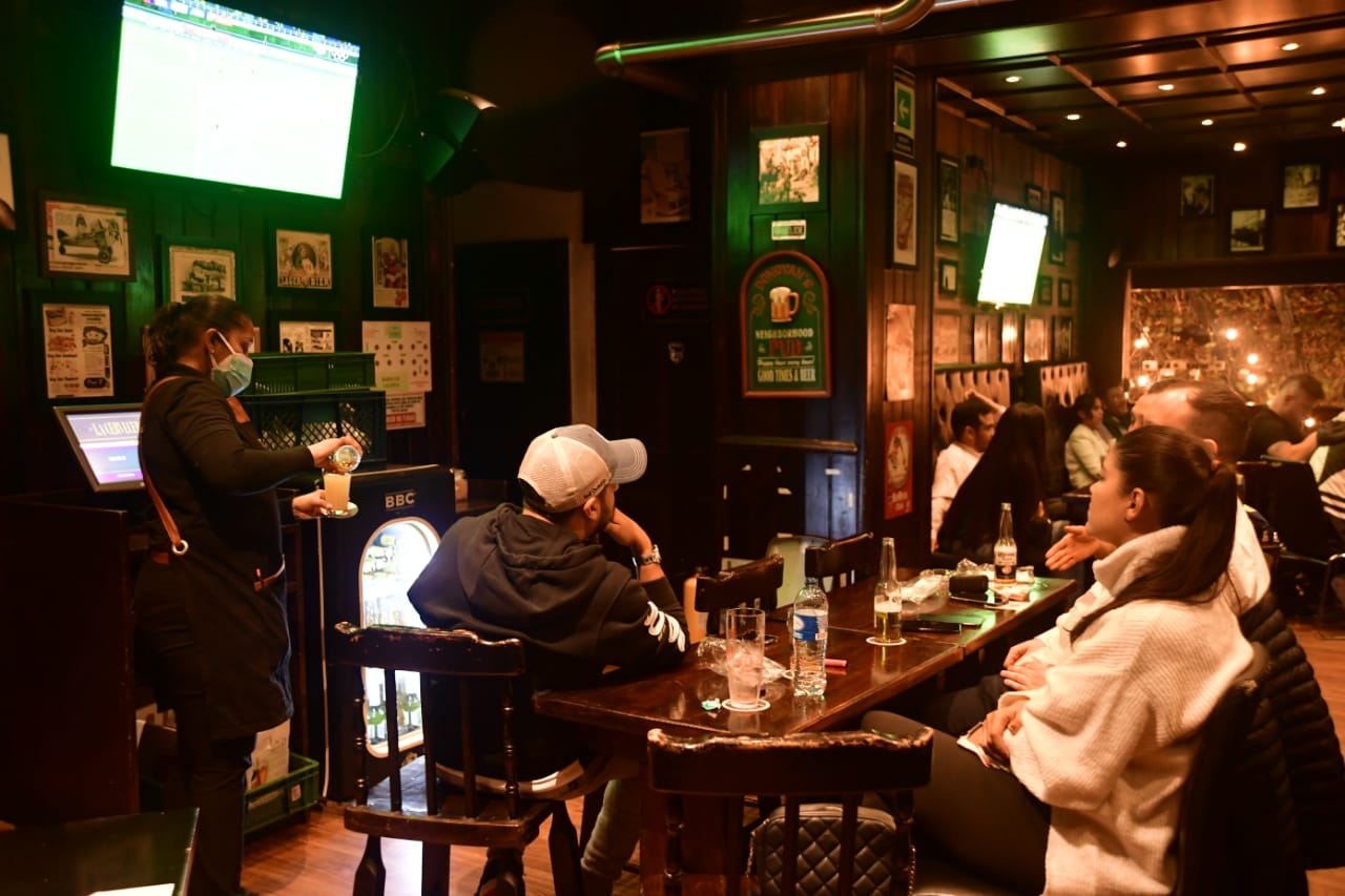En la reactivación de los bares, muchas personas acudieron a estos establecimientos para ver el partido de Colombia contra Argentina.