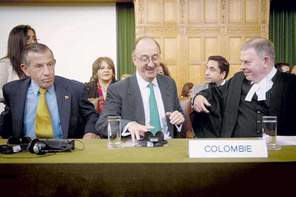 Julio Londoño, Guillermo Fernández de Soto y James Crawford, de la defensa colombiana, durante los alegatos en la Corte. Foto: EFE