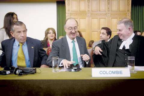 Guillermo Fernández de Soto renuncia a defensa de Colombia ante La Haya