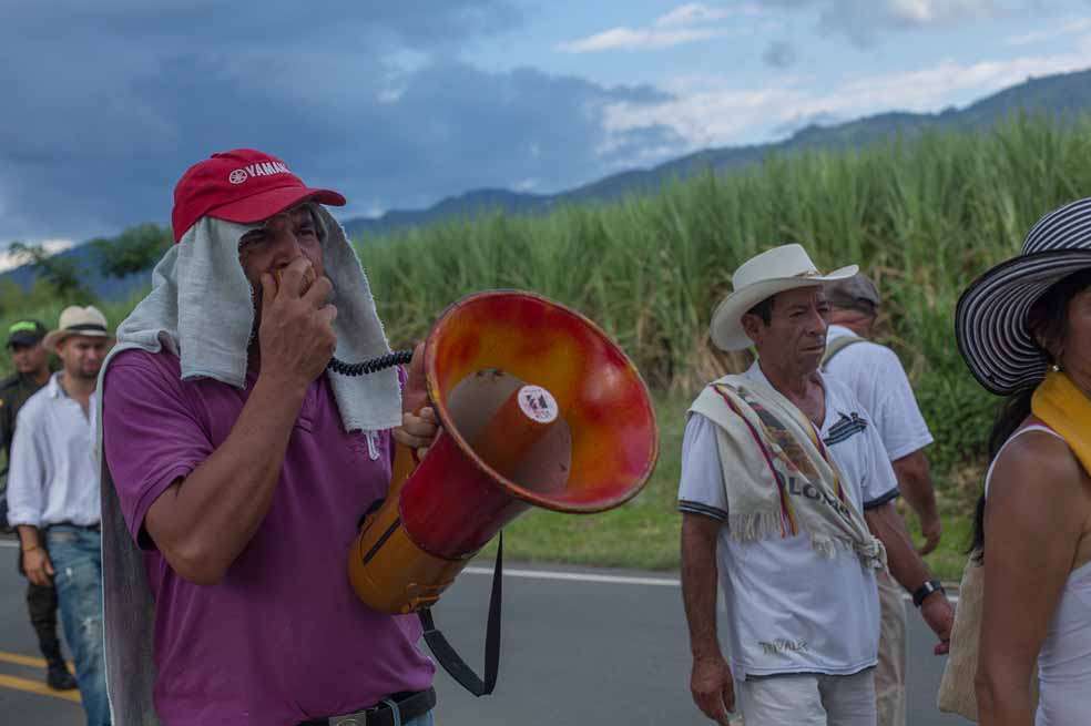 Un grupo de campesinos marcha en protesta por la situación de los pequeños agricultores. / Édison Sánchez