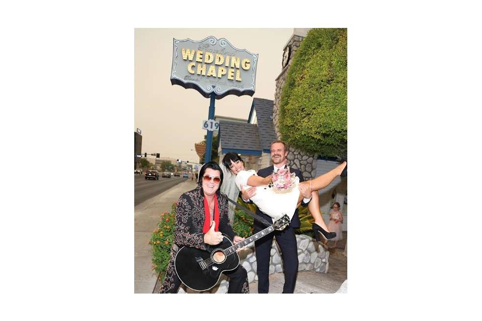El actor David Harbour y la cantante Lily Allen contrajeron matrimonio en la capilla Graceland Wedding de Las Vegas.