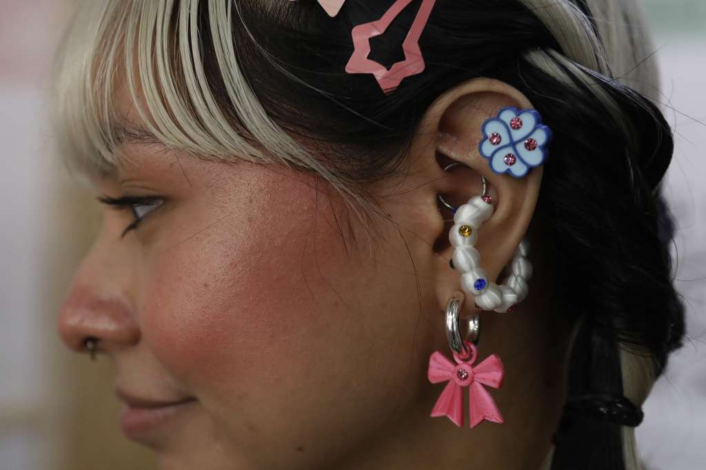 -FOTODELDÍA- AME4477. MEDELLÍN (COLOMBIA), 24/07/2024.- Una mujer usa varios accesorios de la marca Filamental fabricados con bioplástico derivado del maíz, en la edición 35 de Colombiamoda este miércoles, en Medellín (Colombia). Bolsos y zapatos fabricados con neumáticos de bicicleta reciclados, accesorios hechos con bioplástico derivado del maíz y muebles coloridos creados con plástico reciclado son exhibidos en el Mercado de Moda Circular, un espacio dentro de la feria Colombiamoda dedicado a exaltar a marcas que decididamente han apostado por la sostenibilidad. EFE/ Luis Eduardo Noriega Arboleda