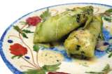 Rollos de repollo rellenos de arroz, camarón y frutos secos con salsa de cilantro