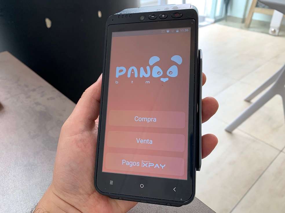 Este es un pequeño cajero de tiendas que venden y compran bitcoin. El dinero sale de lo que tiene la caja del comercio.Diego OjedaPara lograrlo, estos cajeros están dotados de una cámara que, al momento del registro, toma una foto del interesado y de su cédula. También pide datos como el correo electrónico y número de teléfono. Si una persona quiere comprar una criptomoneda debe hacerlo con efectivo y luego las monedas digitales se depositan en su ‘wallet’ (billetera virtual). Si no tiene una, puede imprimir una especie de billete con códigos QR, que le permite al usuario pagar y recibir pagos. Por cada transacción, Athena cobra una comisión que ronda el 10 %.