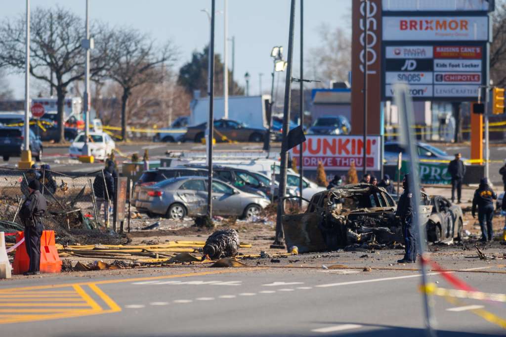 Philadelphia (Usa), 01/02/2025.- The scene of a plane crash east of Cottman Avenue towards Roosevelt Boulevard in Northeast Philadelphia, USA, 01 February 2025. The Philadelphia mayor confirmed that all six people on board died in the plane crash on the night of 31 January, as well as at least one other person on the ground who was in a car at the time of the accident. (Filadelfia) EFE/EPA/MIGUEL MARTINEZ