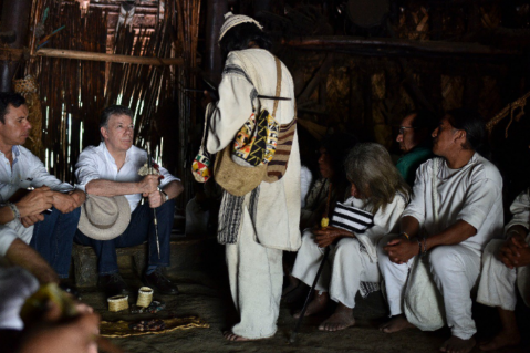 Santos conservará el ‘bastón de mando’ que recibió de comunidades de la Sierra Nevada
