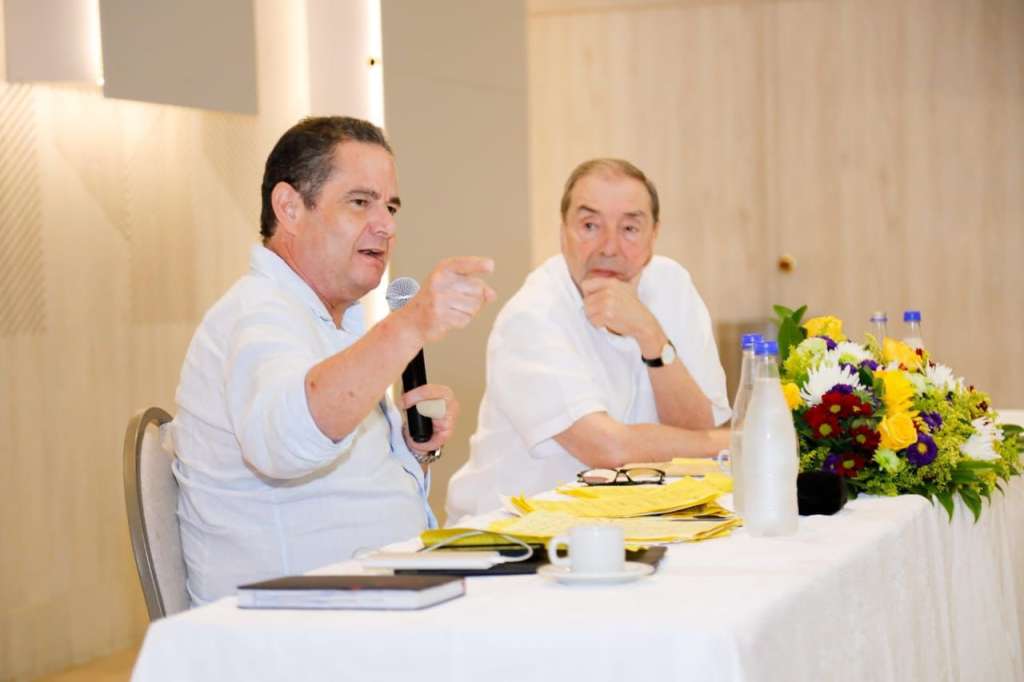 El exvicepresidente hizo los anuncios en medio de una reunión con empresarios en Barranquilla.