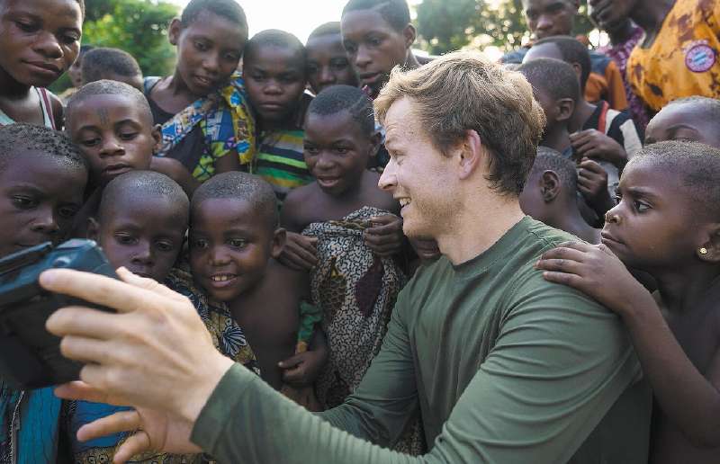 Bertie Gregory rodeado de niños / National Geographic para Disney+ /Waldo Etherington.
