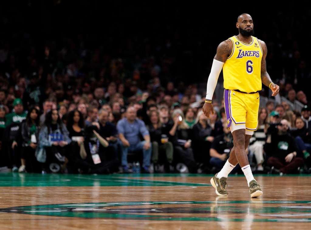 Boston (United States), 29/01/2023.- Los Angeles Lakers forward LeBron James backpedals to the basket during the Boston Celtics overtime win at the TD Garden in Boston, Massachusetts, USA, 28 January 2023. (Baloncesto, Estados Unidos) EFE/EPA/CJ GUNTHER SHUTTERSTOCK OUT