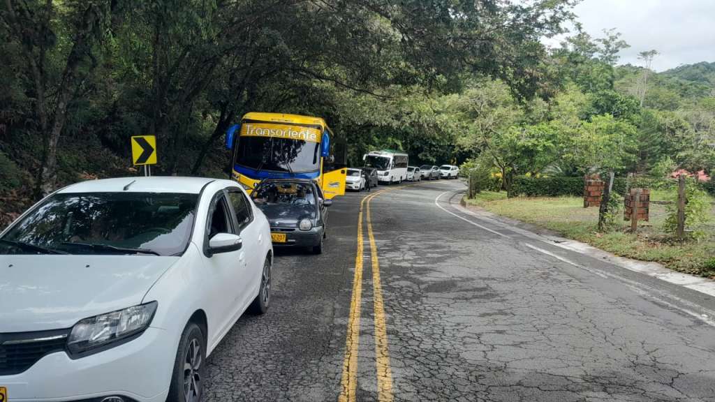 Trancón vía Bogotá - Medellín.