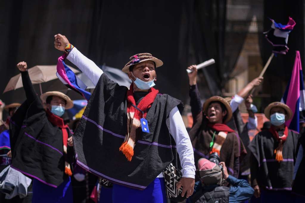 Los indígenas Misak, quienes han tenido una activa participación durante el Paro, también estuvieron presentes en la protesta en la Plaza de Bolívar.