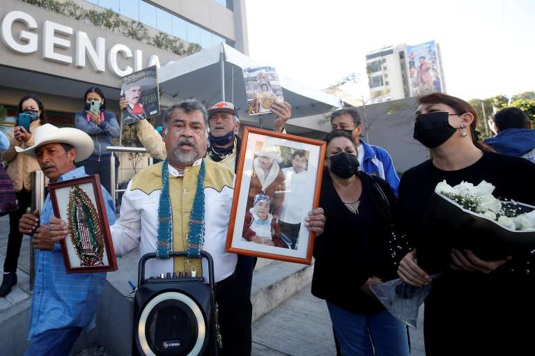 Con fotografías, flores y música el pueblo mexicano le rinde el último homenaje a Vicente Fernández.