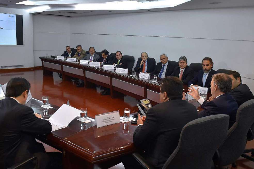 El Jefe del Estado junto con los Presidentes de Senado y Cámara y los dignatarios de los partidos con asiento en el Congreso efectuaron una revisión a la agenda legislativa. / SIG- Presidencia